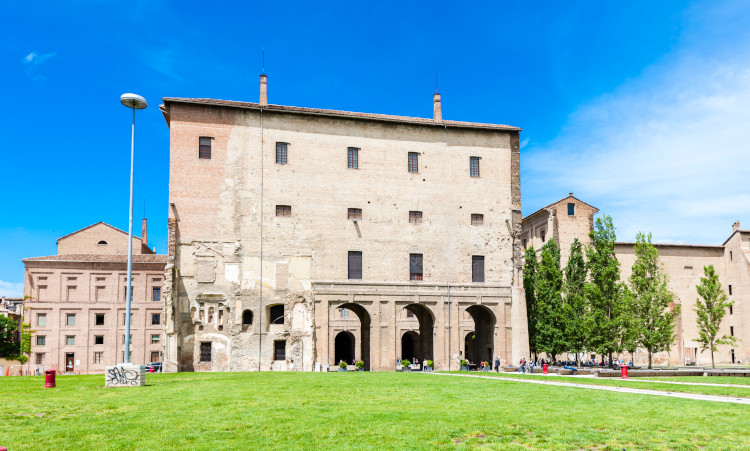 Plaza de la Pilotta en Parma con el palacio al fondo
